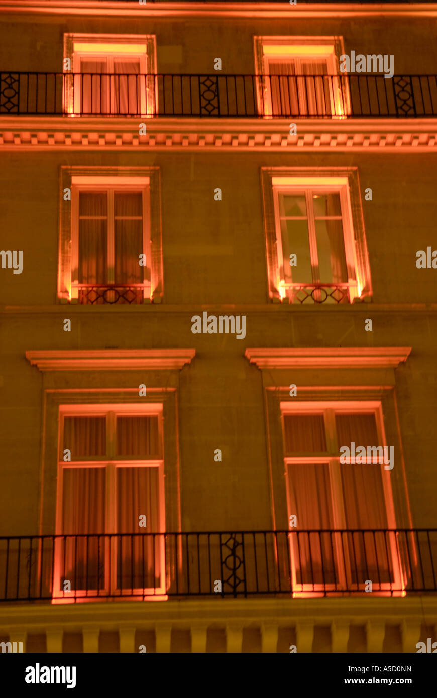 Hausmanian dans immeuble rue de Rivoli nuit à Paris Banque D'Images