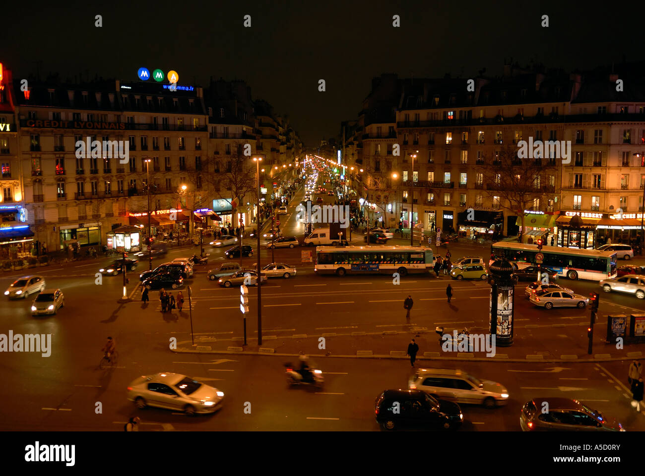Place du 18 juin 1940 à Paris la nuit Banque D'Images