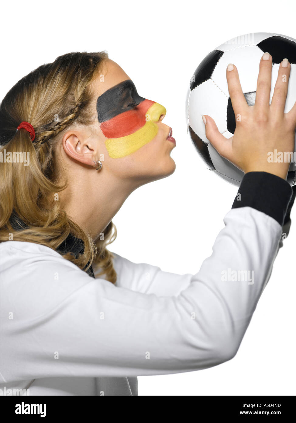 Femme avec drapeau allemand peint sur le visage et porter des vêtements de football allemand football embrasser, close-up Banque D'Images