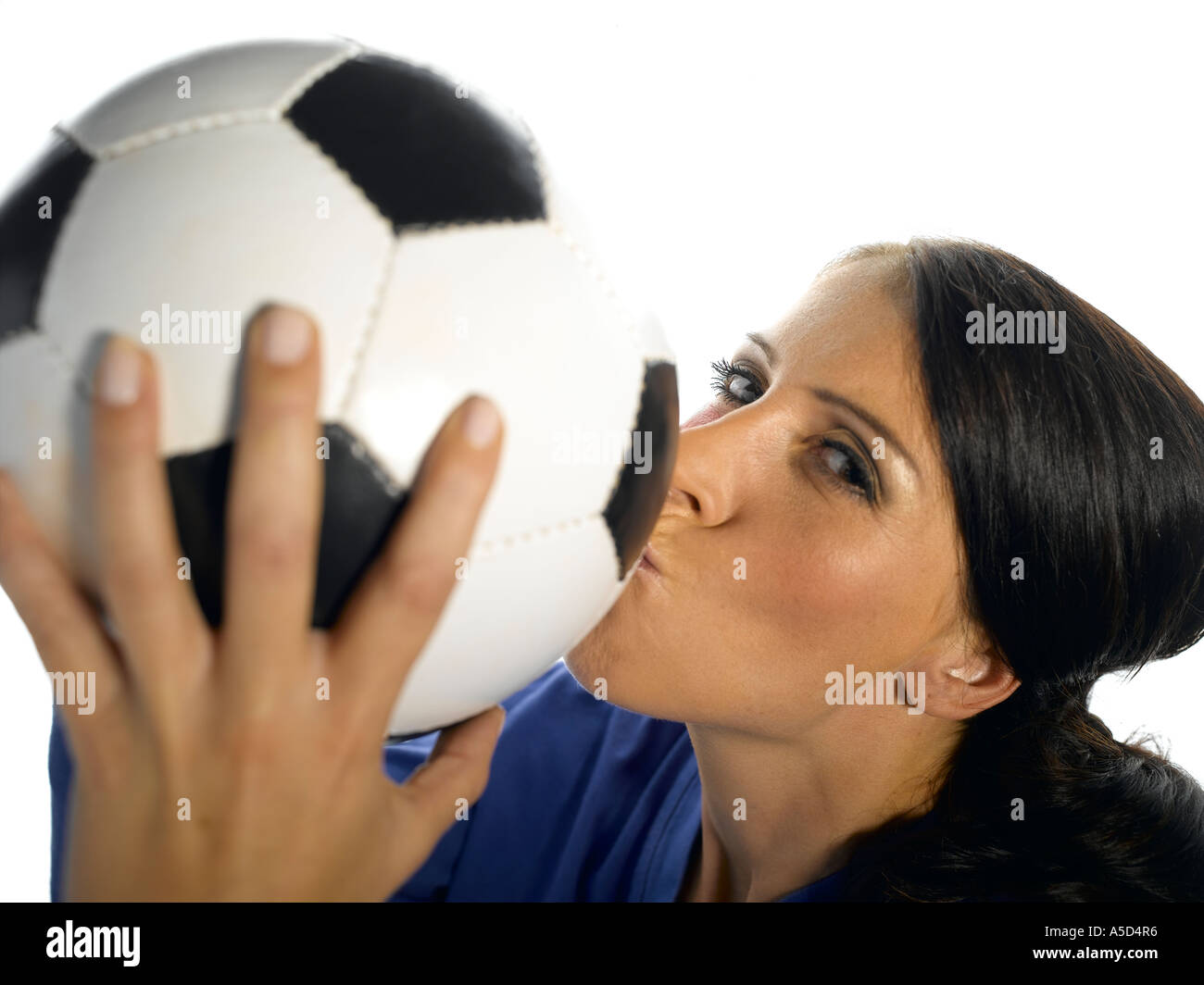 Femme avec drapeau italien peint sur son visage s'embrasser football, portrait Banque D'Images