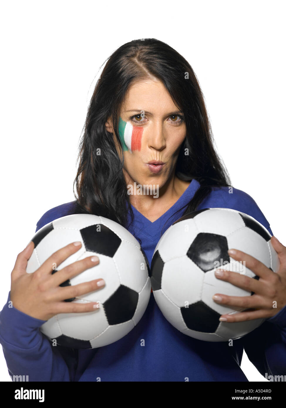 Femme avec drapeau italien peint sur son visage, tenant des ballons de tacaud Banque D'Images