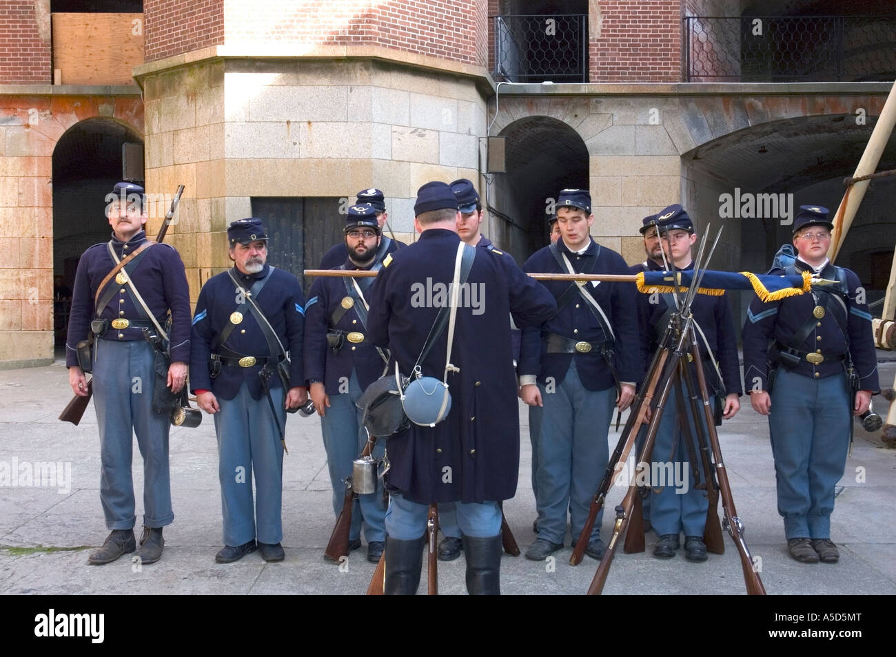 Un groupe d'acteurs vêtus de l'uniforme de l'armée yankee repromulgue une  scène de guerre civile Photo Stock - Alamy