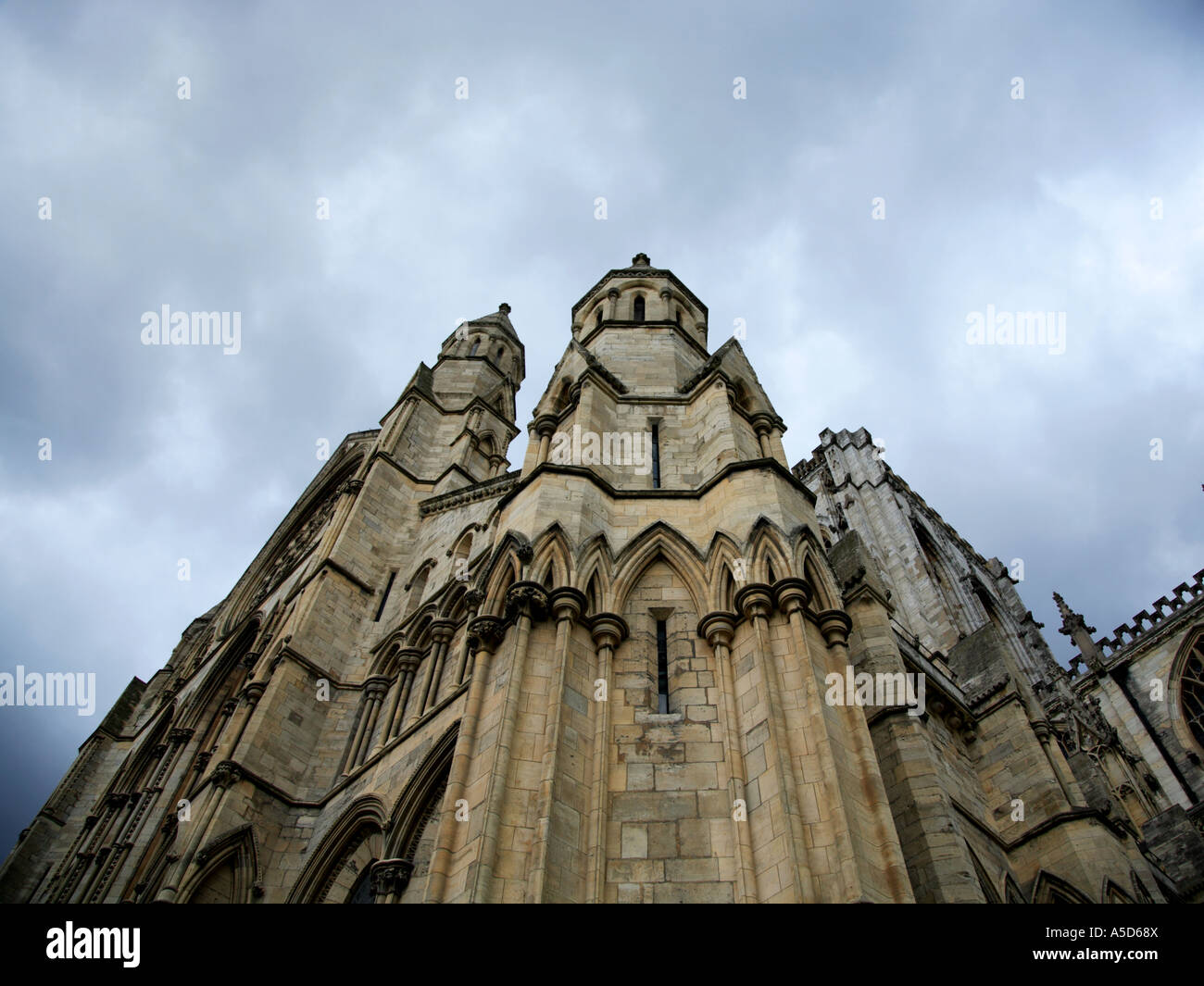 Détail architectural de la cathédrale de York York Angleterre contre un ciel gris Banque D'Images