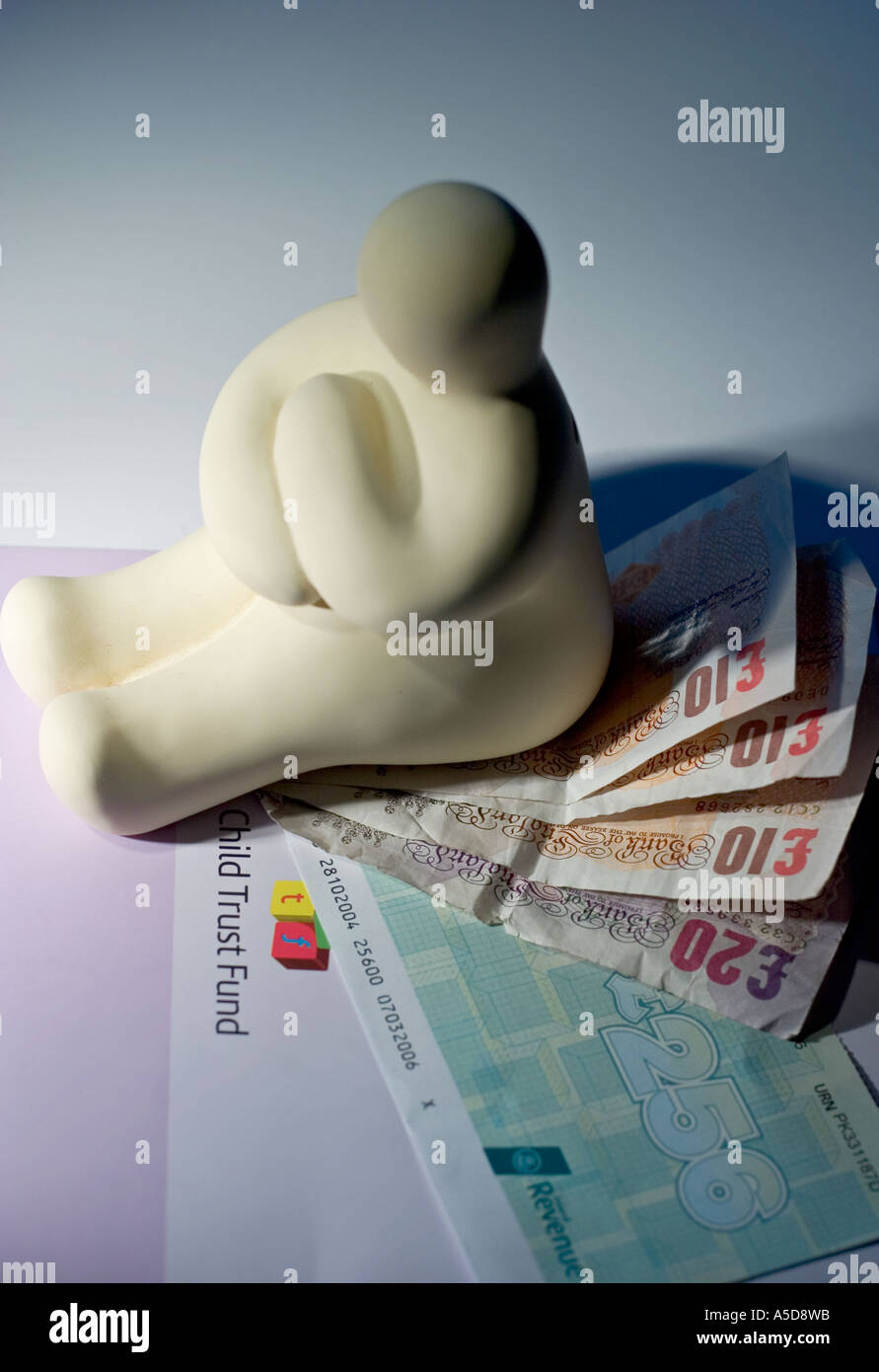 Child trust fund notice et bon avec mère enceinte sculpture et paiement Banque D'Images