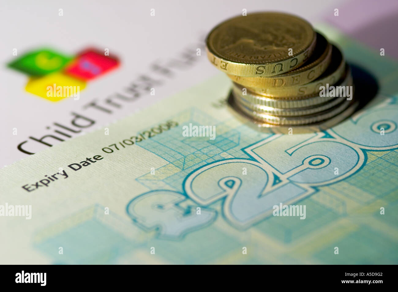 Child trust fund notice et bon avec un tas de pièces de monnaie Banque D'Images