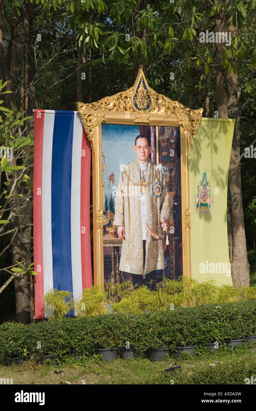Affiche de la bordure vénéré roi Bhumibol Adulyadej et drapé de couleurs du drapeau national et royal Banque D'Images
