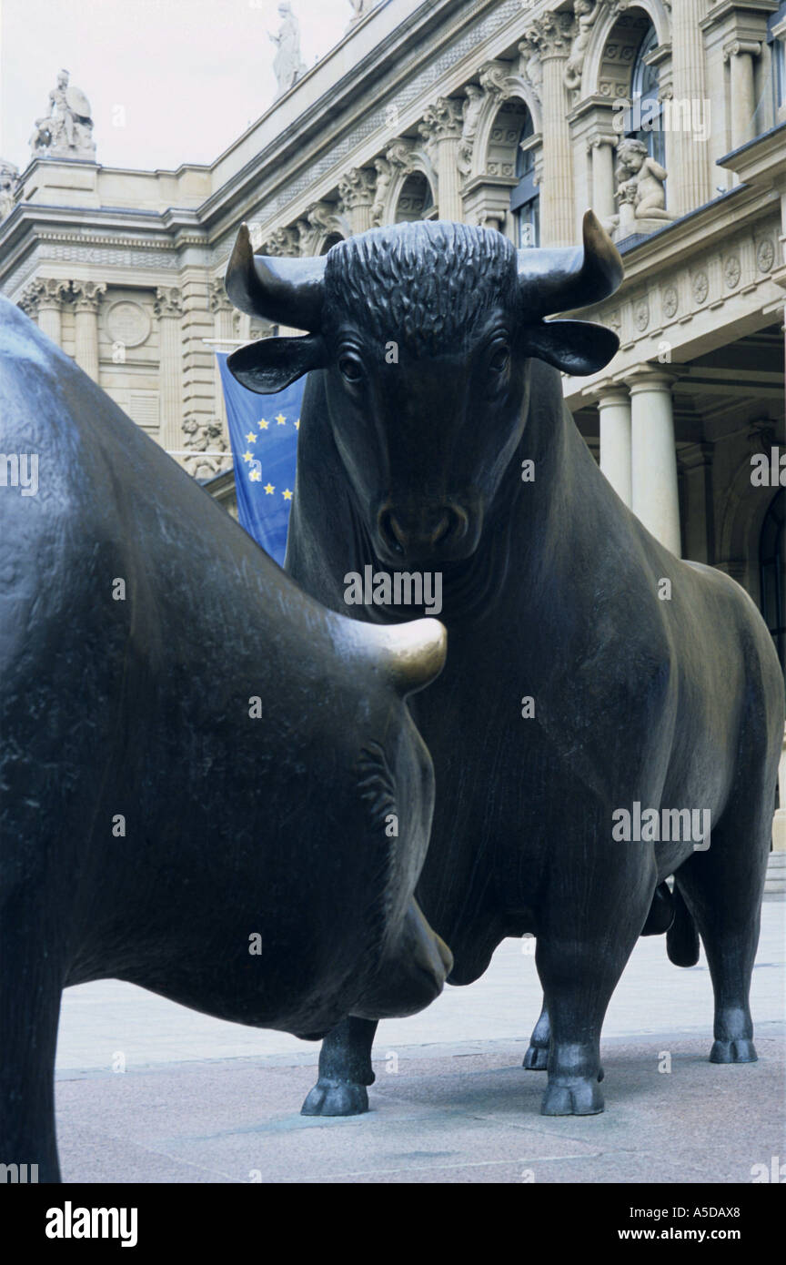 Allemagne, Bull and Bear sculptures hors bourse de Francfort Banque D'Images