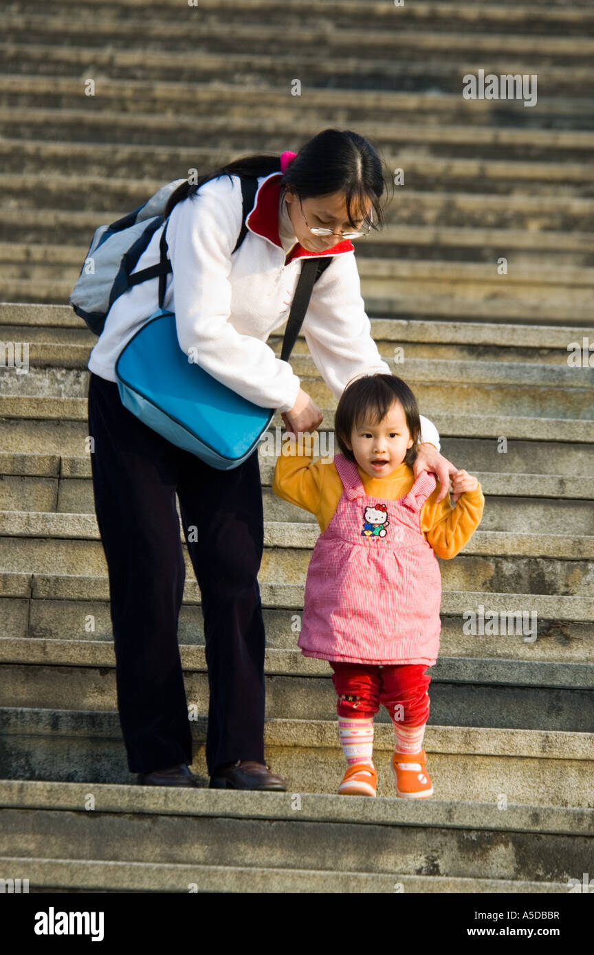 Stock photo d'une mère taiwanaise aider sa fille sur les marches de la Chiang Kai Shek Memorial Hall à Taipei Taiwan Banque D'Images