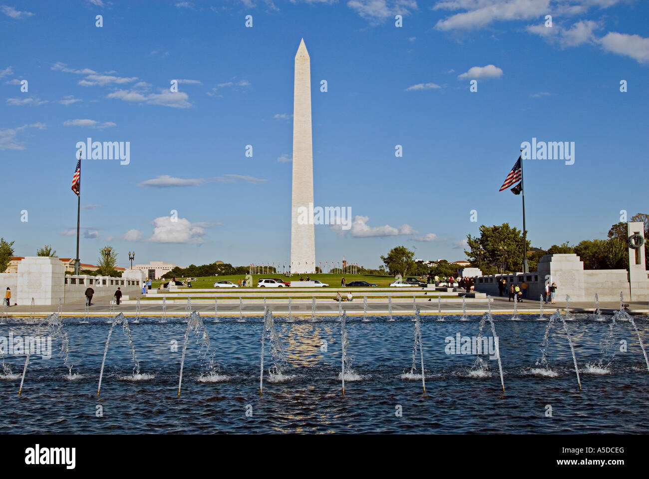 Voir l'ot le Washington Monument de la WW II Memorial à Washington DC USA Banque D'Images
