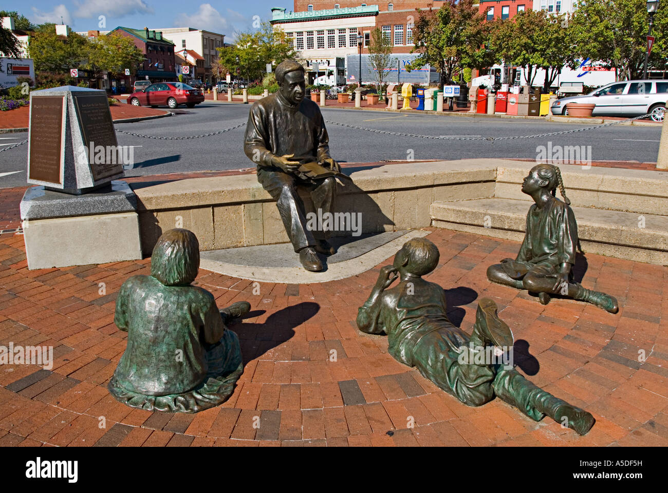 Statue de l'historien noir Alex Haley et d'enfants au centre-ville d'Annapolis Maryland USA Banque D'Images