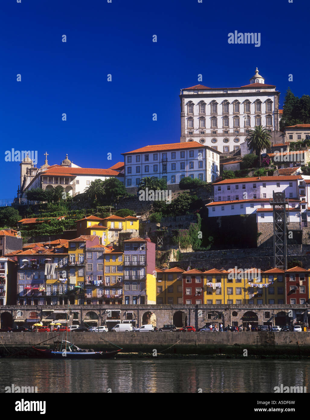 Vue sur la ville et quartier de Ribeira.Bishop's Palace.Porto Portugal Banque D'Images