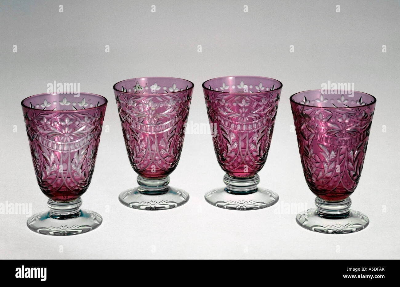 Ensemble de verres à vin en verre taillé Banque D'Images
