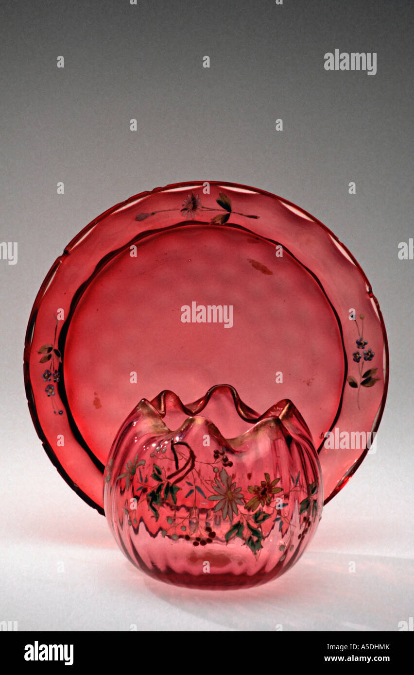 Meubles anciens en verre fleurs émail striée de canneberges Banque D'Images