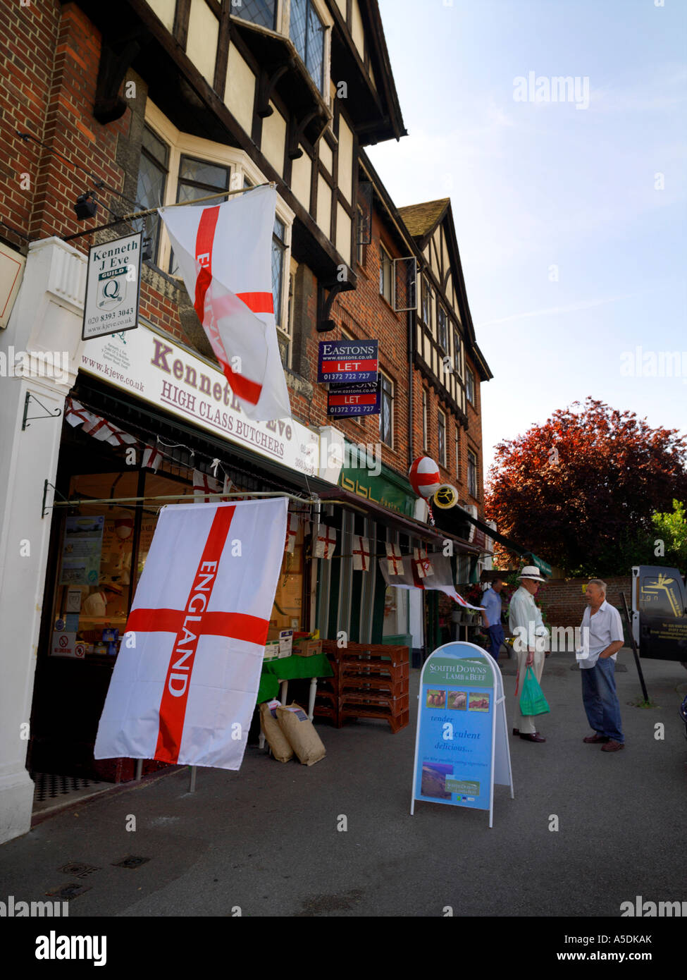 Boutiques battant Drapeaux Angleterre Angleterre Surrey Village Ewell Banque D'Images