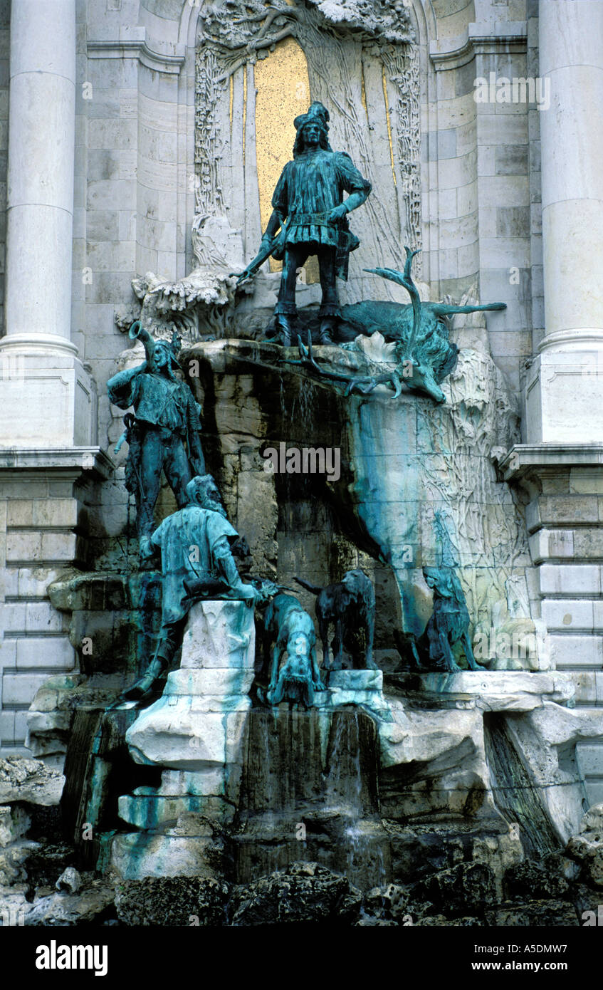 Fontaine Matyas Budapest au Palais Royal conçu par Strobl en 1904 représentant le roi Matyas Corvin et son bien-aimé Ilonka Banque D'Images