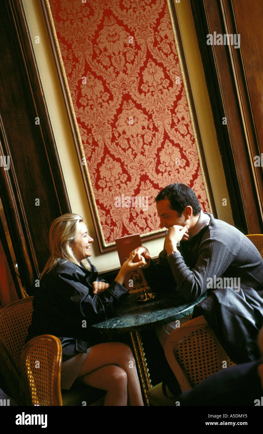 Rencontre amoureuse de Budapest dans la célèbre pâtisserie Gerbeaud Cukraszda 19e siècle Banque D'Images