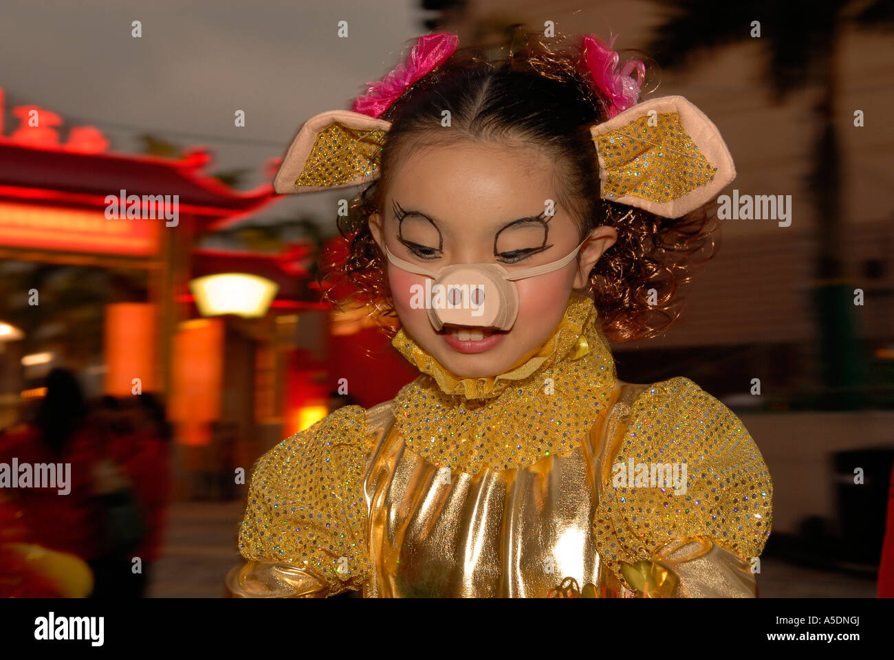 Une jeune fille portant des nez de porc chinois au cours de costume 'Année du cochon' les célébrations de la nouvelle année lunaire à Hong Kong, Chine Banque D'Images