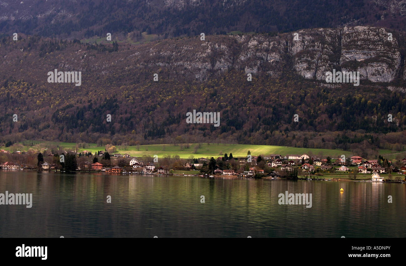 La lumière du soleil joue sur les champs au bord du lac d'Annecy, Haute Savoie, France Banque D'Images
