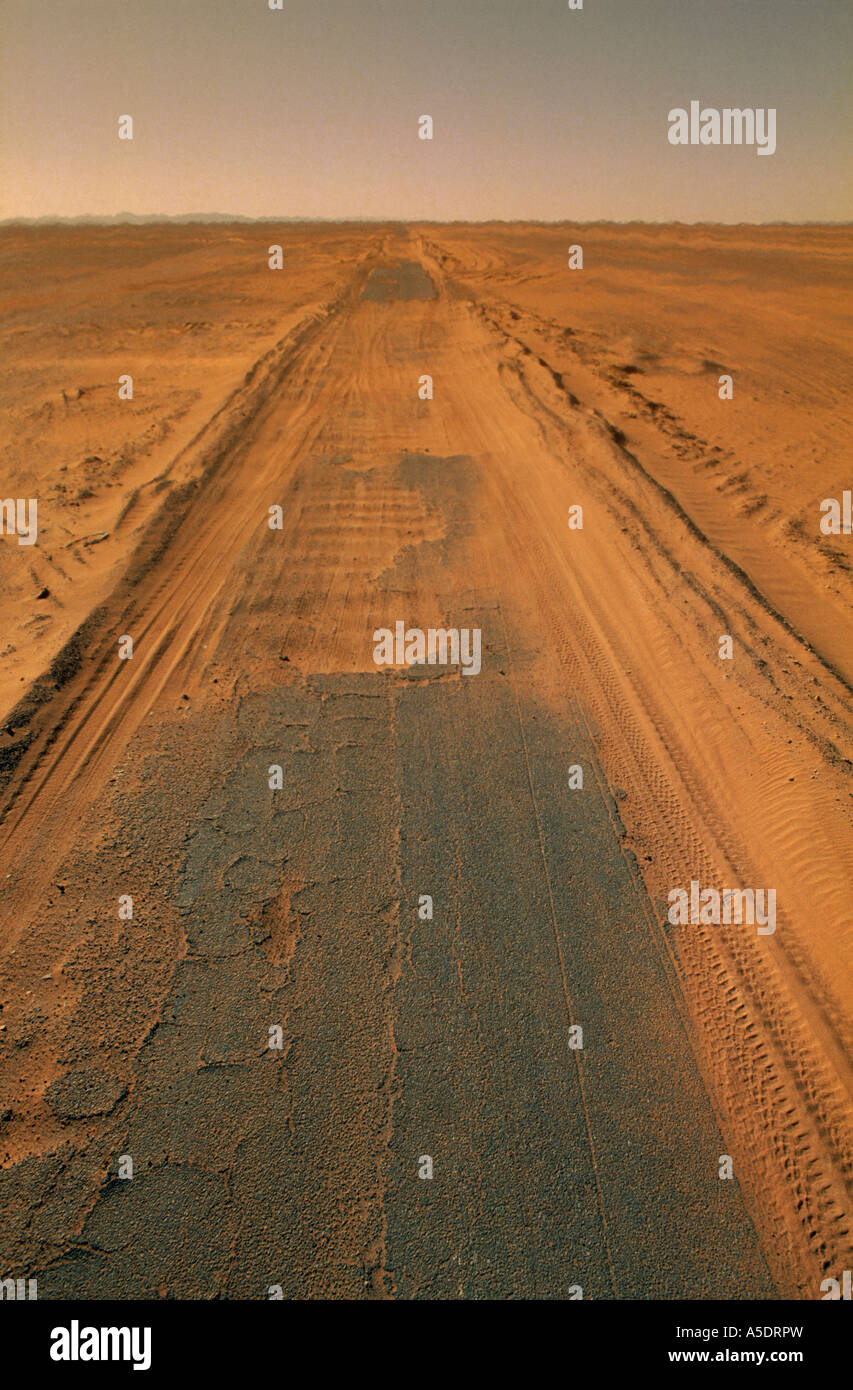Route à travers le désert du Sahara s'étend dans la distance représentant le réchauffement climatique Banque D'Images