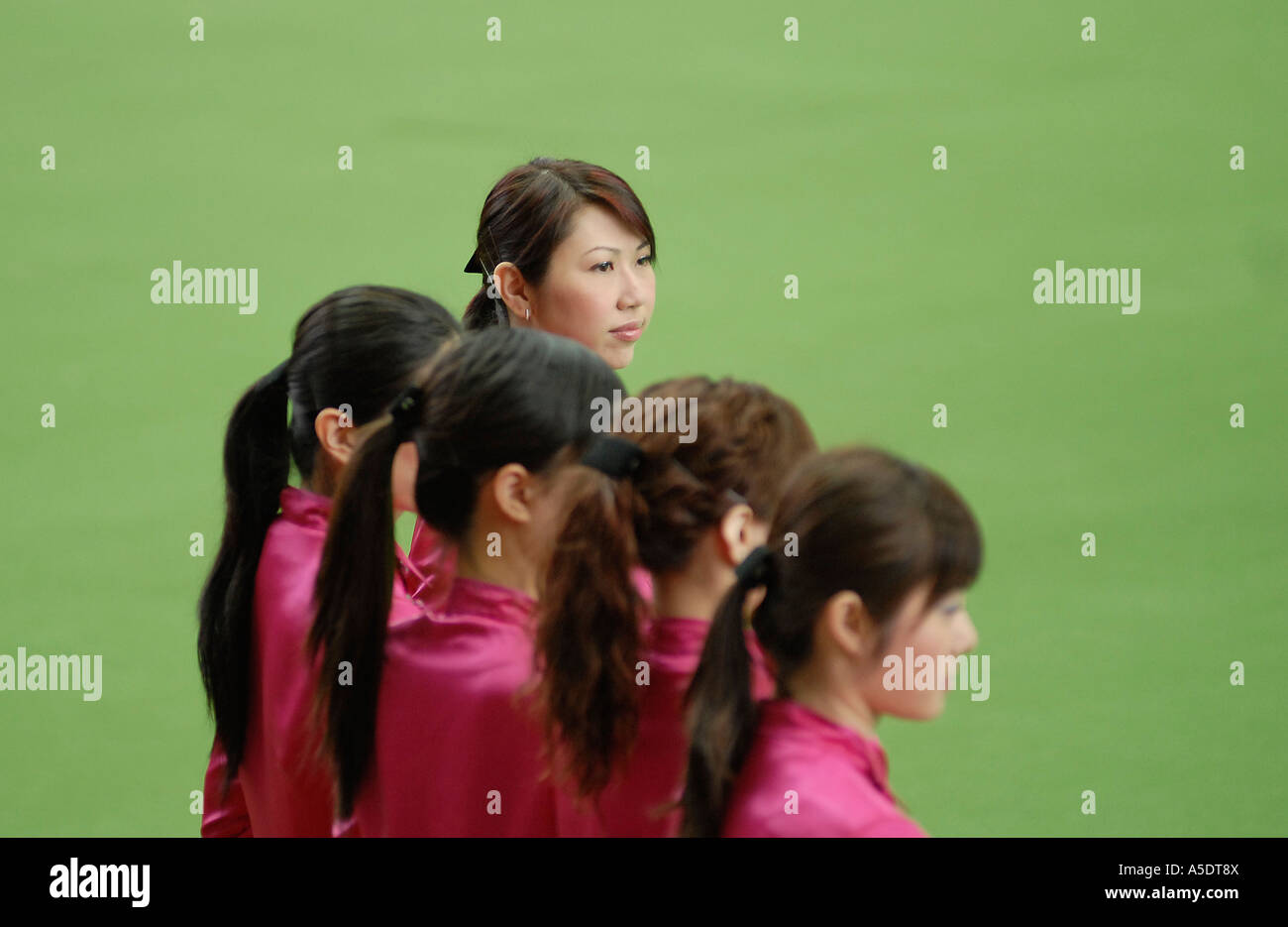 Vue latérale des jeunes femmes chinoises portant chemise rouge avec queue de style de cheveux chine Banque D'Images