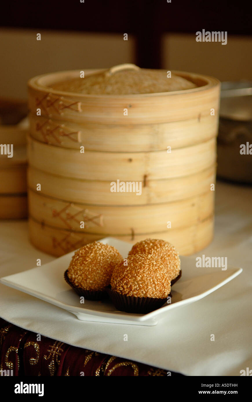 Bamboo Steamer et pâtisseries frites Jian DUI à base de farine de riz gluante et enrobées de graines de sésame servies dans un restaurant à Hong Kong Chine Banque D'Images