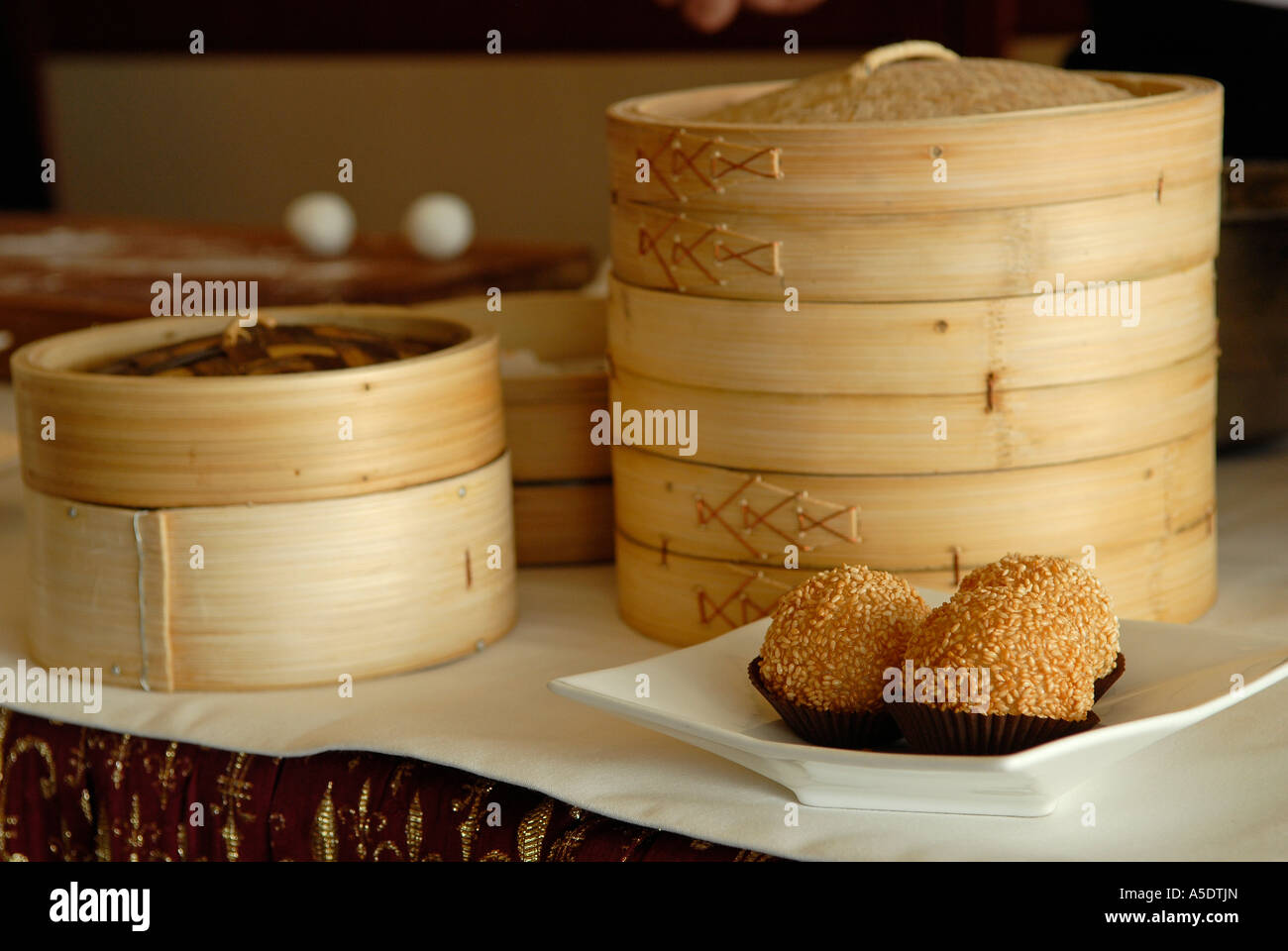 Bamboo Steamer et pâtisseries frites Jian DUI à base de farine de riz gluante et enrobées de graines de sésame servies dans un restaurant à Hong Kong Chine Banque D'Images