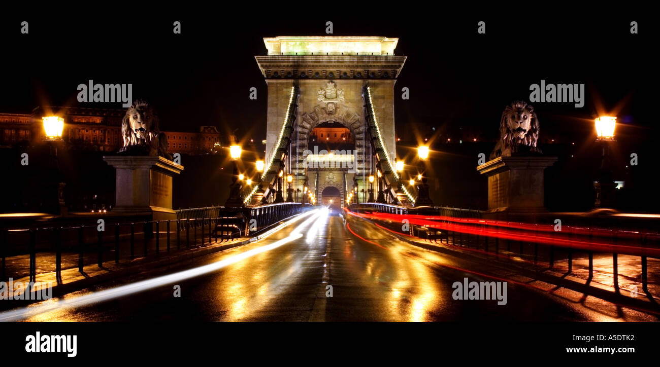 Le trafic de nuit budapest lanchid Banque D'Images