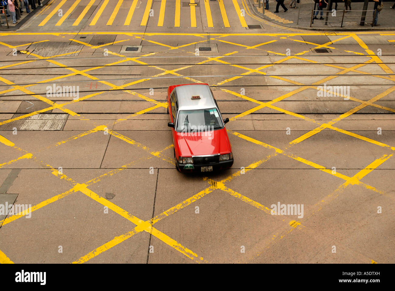 Une voiture de taxi rouge tramway croisement de chemin de fer dans l'île de Hong Kong, Chine Banque D'Images