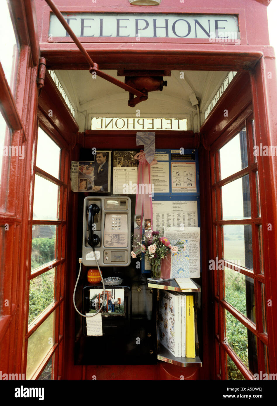 Alpes communication Kersall village de1980S K6 Téléphone boîte décorée pour mariage royal Banque D'Images