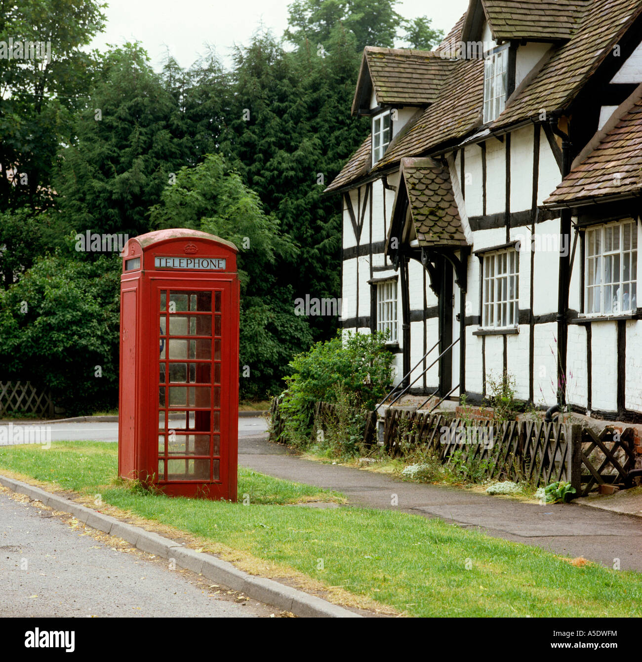 Bordure de Alcester Worcestershire Royaume-uni K6 téléphone fort près de maison bois Banque D'Images