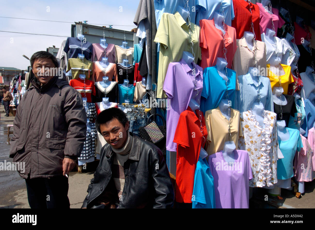 Travailleurs migrants chinois en cours d'exécution, les étals de marché des vêtements chinois à Yuzhno Sakhalinsk île Sakhaline Russie Banque D'Images