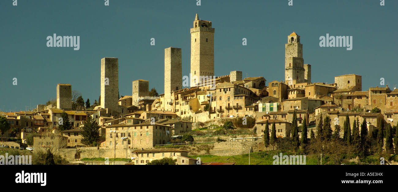Hilltown DSI Tetra - démo fxpansion San Gimignano Toscane Italie tours avec beaucoup de ciel bleu horizontal Banque D'Images
