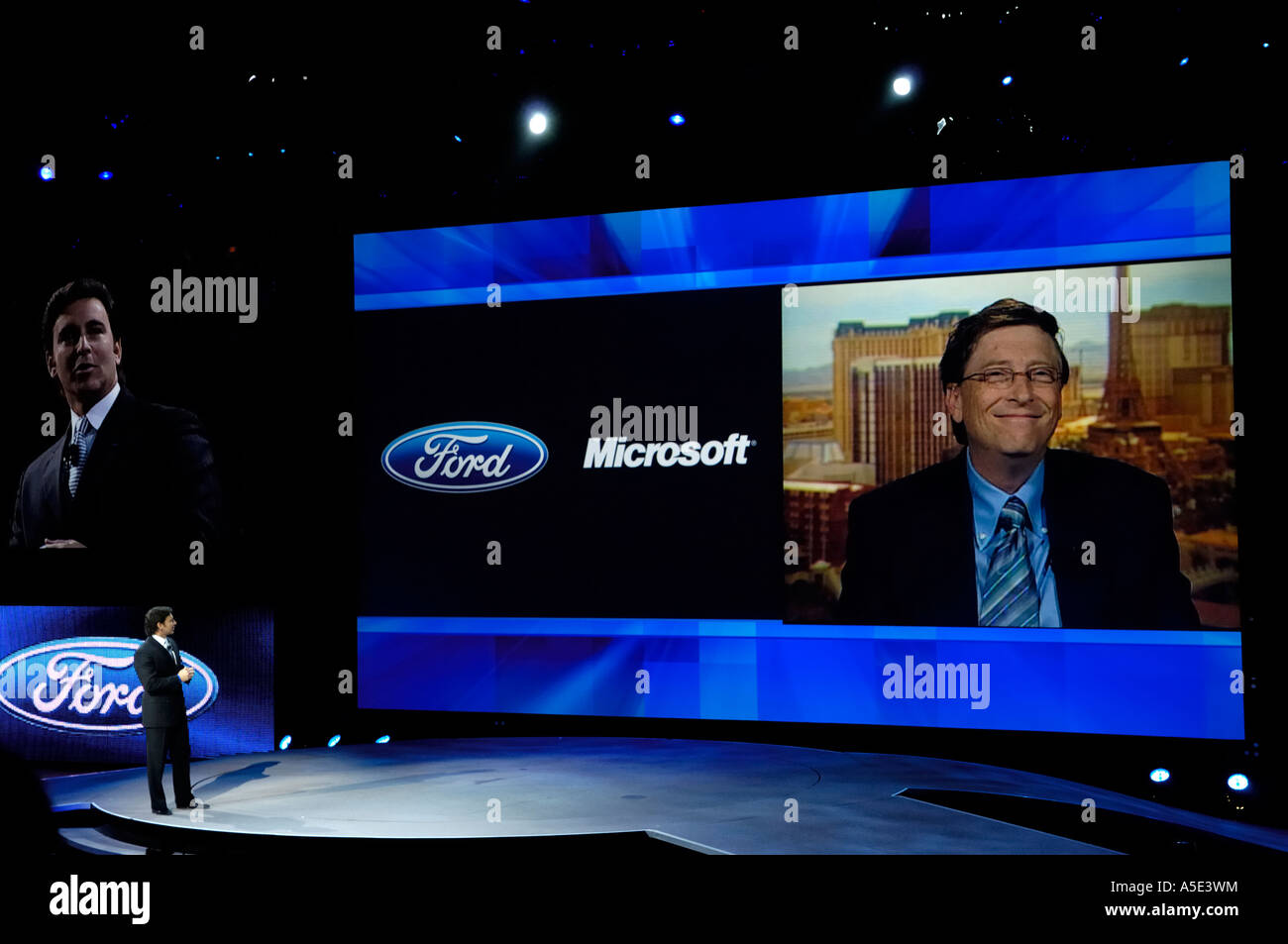 Bill Gates parle avec Mark Domaines de Ford à l'annonce de synchrone à la North American International Auto Show 2007 Banque D'Images