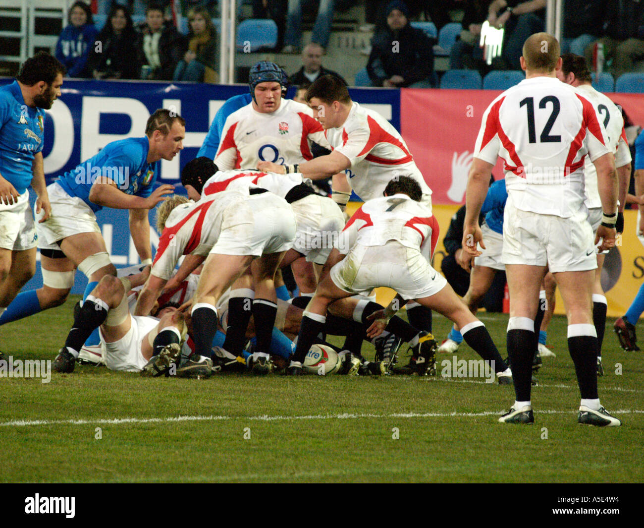 Joueurs en ruck pendant 6 match de rugby international six nations Italie v Angleterre 11 févr. 2006 Banque D'Images