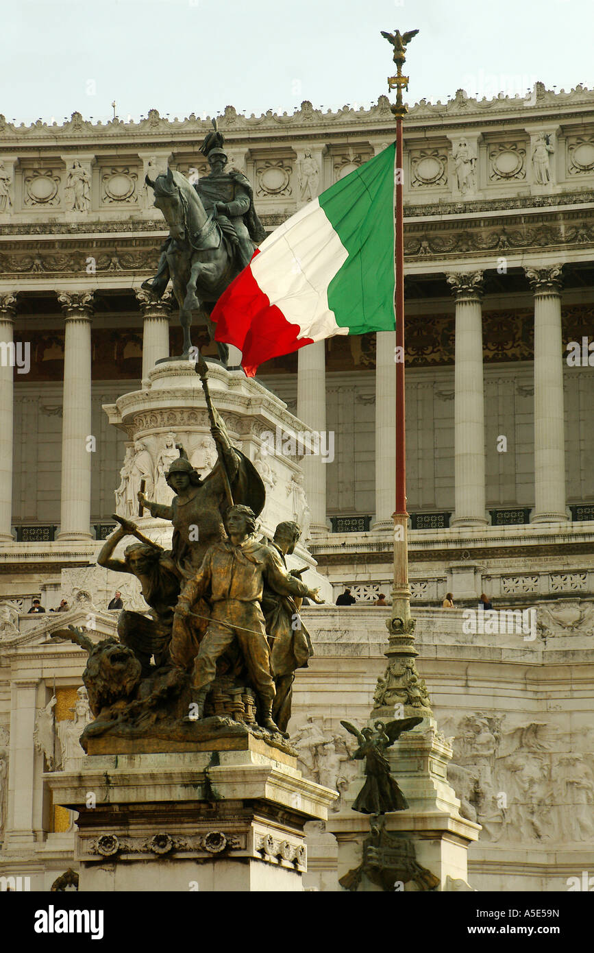 Rome Italie drapeau italien Il Tricolore survolant le Vittoriano le monument de Vittorio Emanuele II de Savoie, premier roi d'elle Banque D'Images