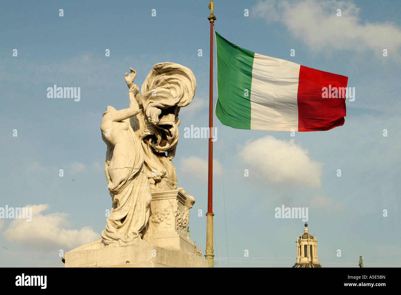 Rome Italie drapeau italien Il Tricolore survolant le Vittoriano le monument de Vittorio Emanuele II de Savoie, premier roi d'elle Banque D'Images