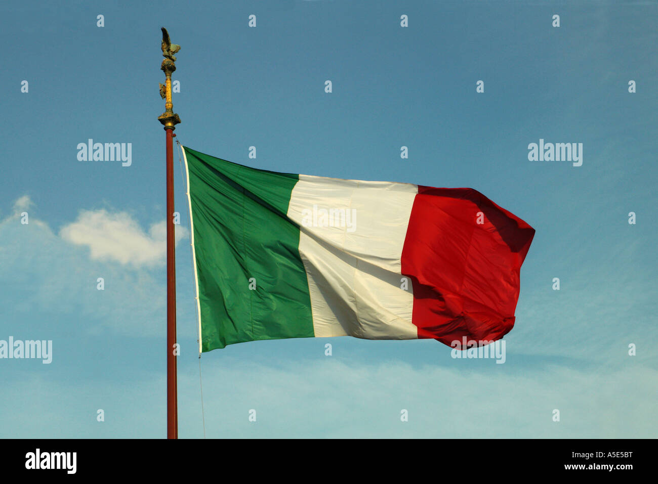 Drapeau Italien Il Tricolore sur un fond de ciel bleu Banque D'Images