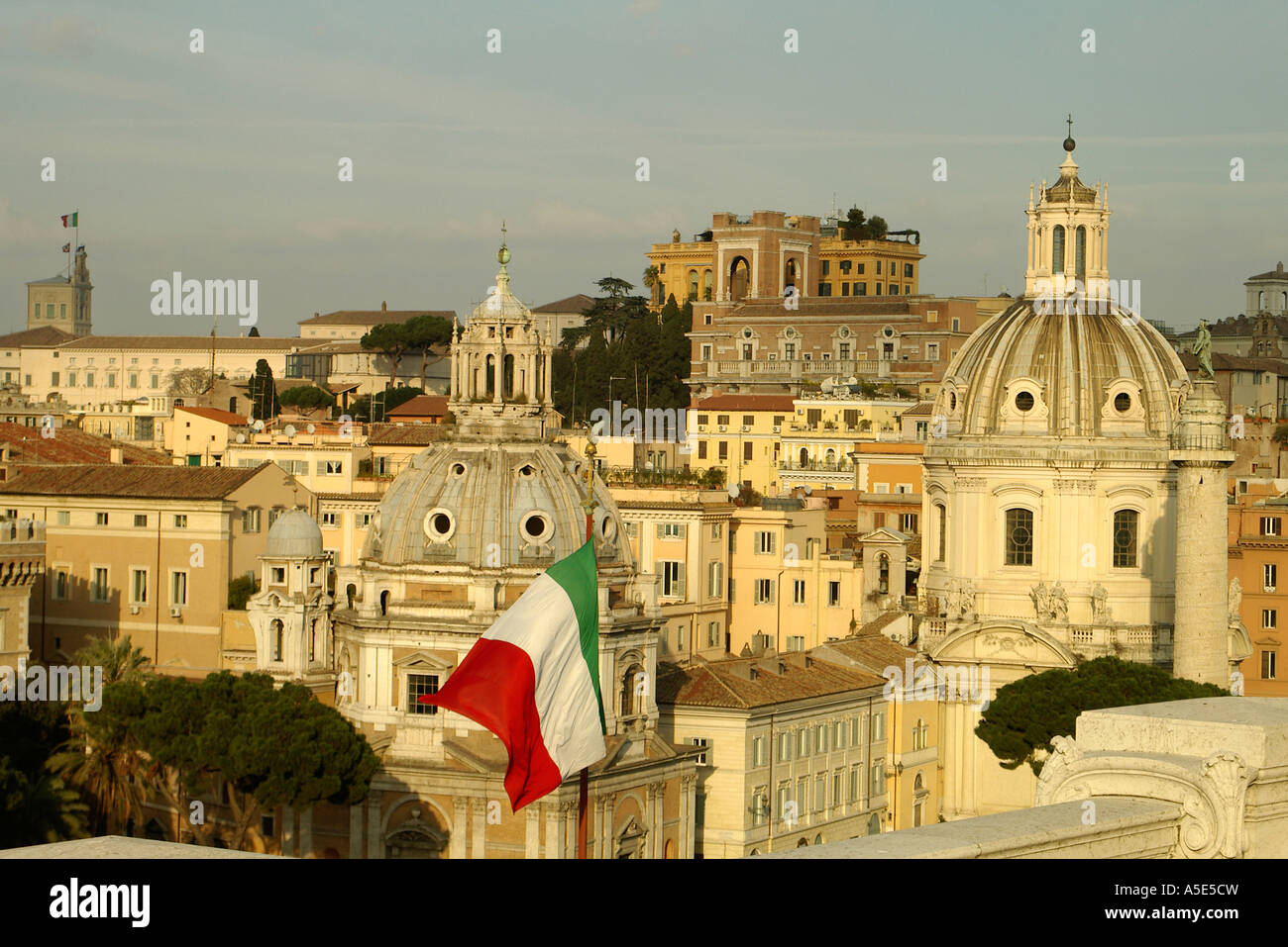 Rome Italie drapeau italien Il Tricolore survolant les toits de Rome en Italie. Dômes toits des églises cathédrales Banque D'Images