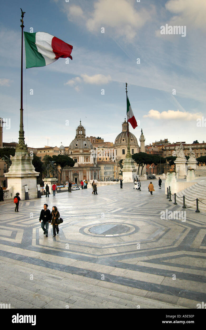 Drapeau Italien Rome Il Tricolore survolant le Vittoriano le monument de Vittorio Emanuele II de Savoie, premier roi d'Italie Banque D'Images