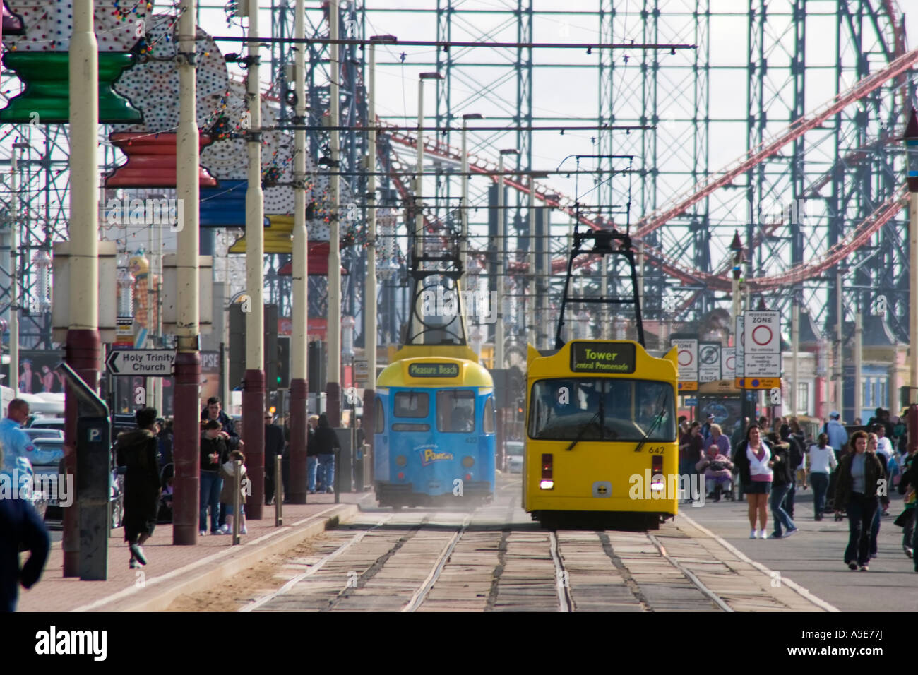 Les Trams sur Blackpools front Banque D'Images