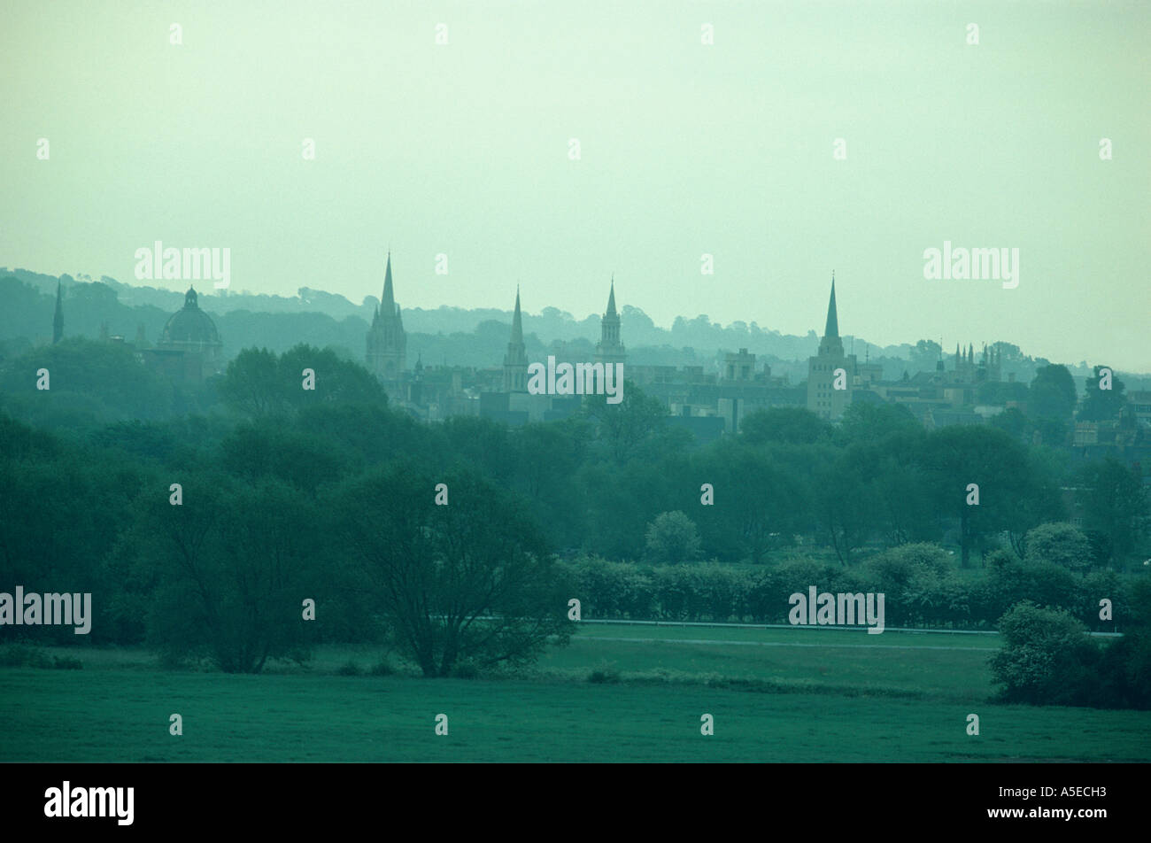 Le collège célèbre spires gravir les dawn mist Dreaming Spires d'Oxford, Angleterre Banque D'Images