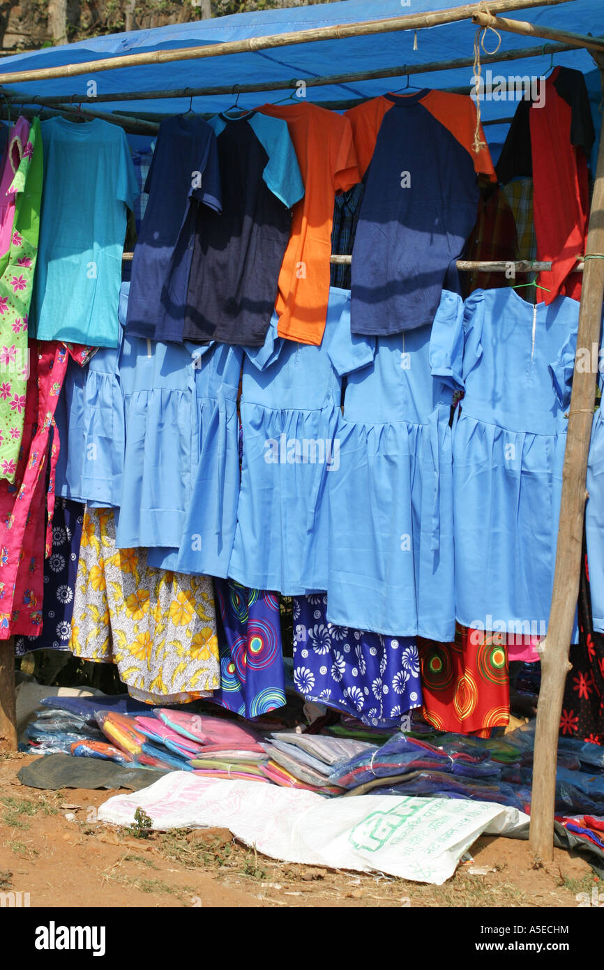 Enfants indiens d'uniformes scolaires pour la vente dans un marché tribal hebdomadaire,l'Orissa en Inde. Banque D'Images