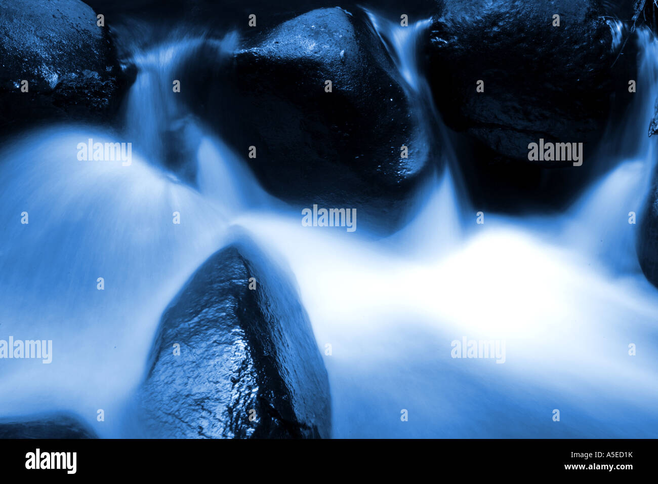 L'écoulement de l'eau près des rochers Banque D'Images