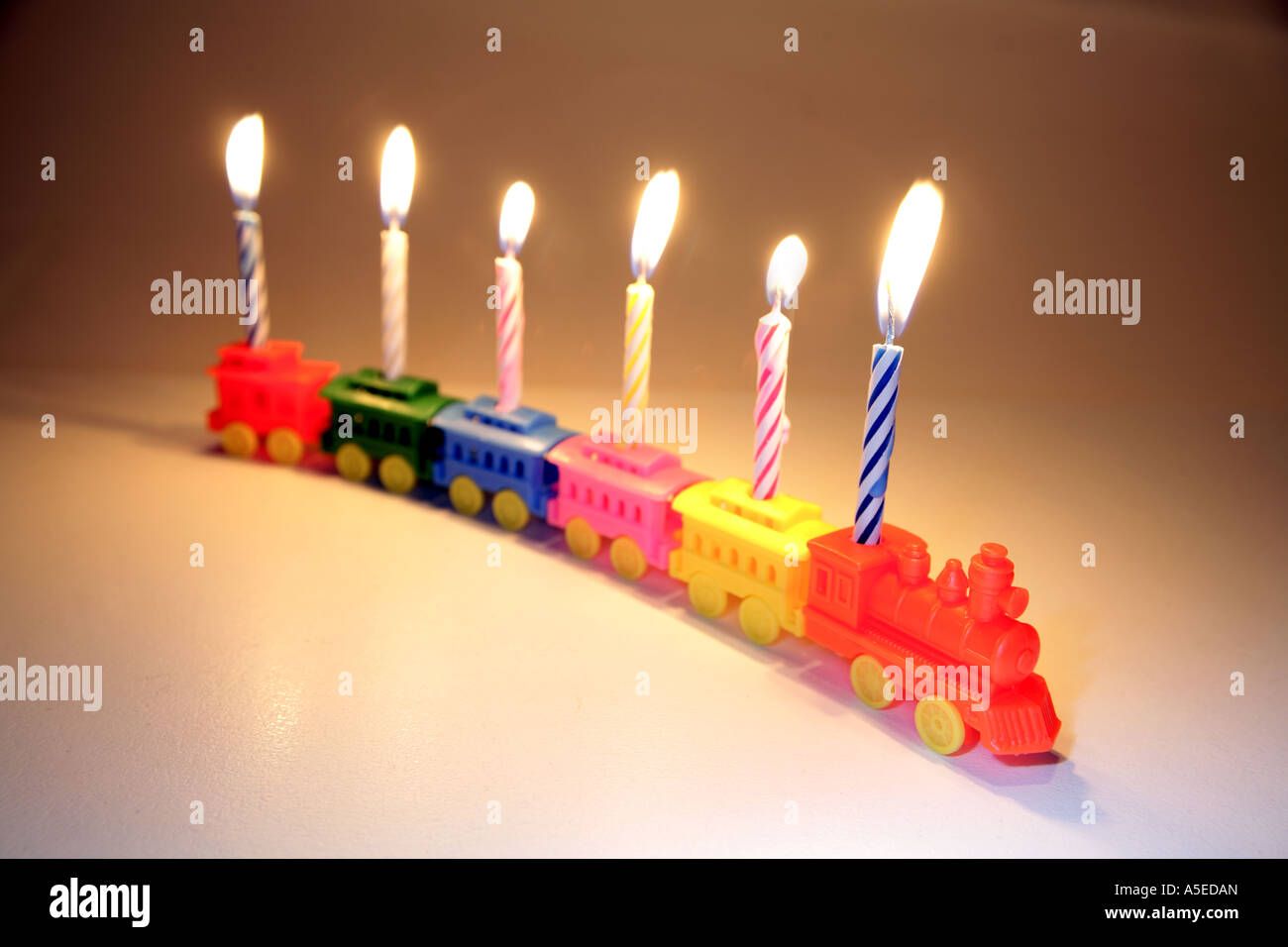 Bougies D Anniversaire En Haut De Petit Train Photo Stock Alamy Bougies D Anniversaire En Haut De Petit Train Photo Stock Alamy