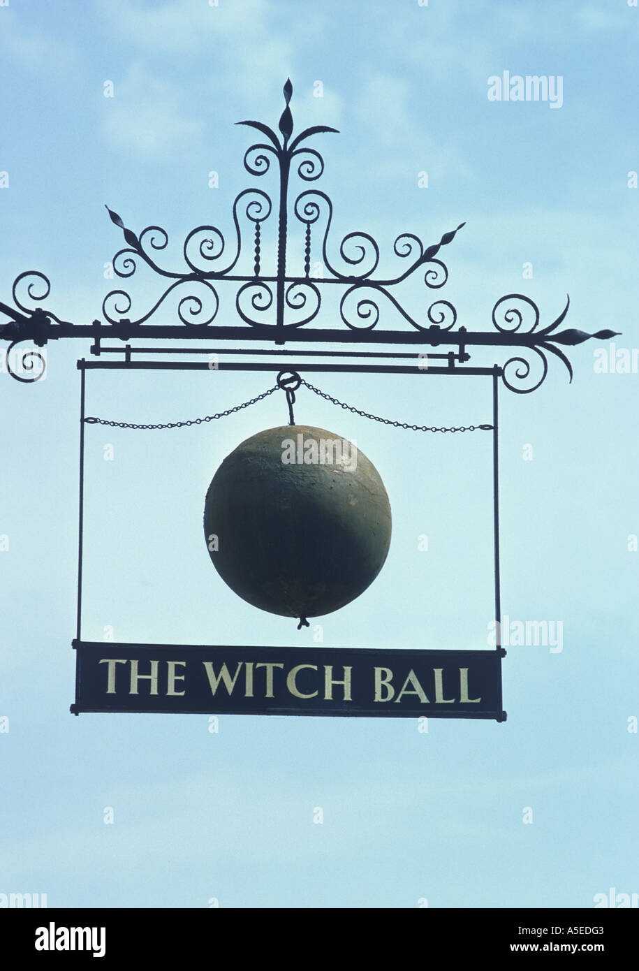 Signer la boule de sorcière accroché dans la rue principale de la ville de Thame Oxfordshire Banque D'Images
