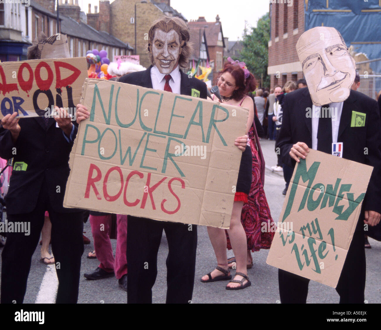 Oxford, UK - 12 juin 2005 : Des manifestants de l'usurper, Tony Blair et l'avidité des grandes entreprises le 12 juin à Cowley Road Carnival Banque D'Images