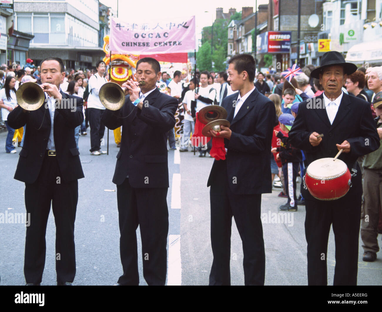 Oxford, UK- 12 juin 2005 : musiciens chinois jouant des trompettes, des cymbales et des tambours dans le défilé le 12 juin à Cowley Road Carnival Banque D'Images