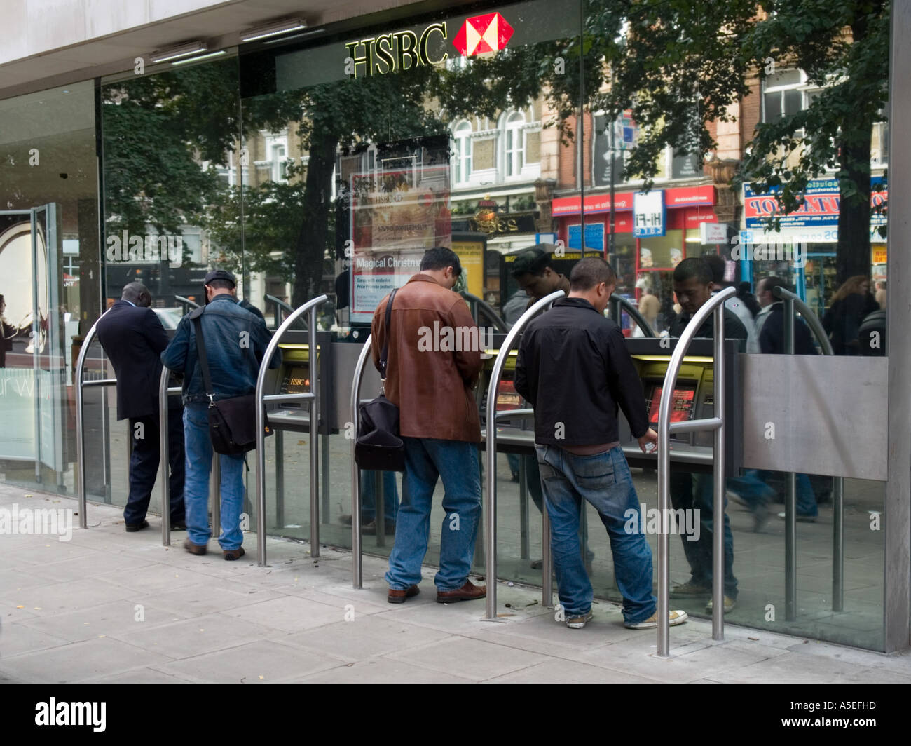 Les hommes un retrait d'argent Banque D'Images