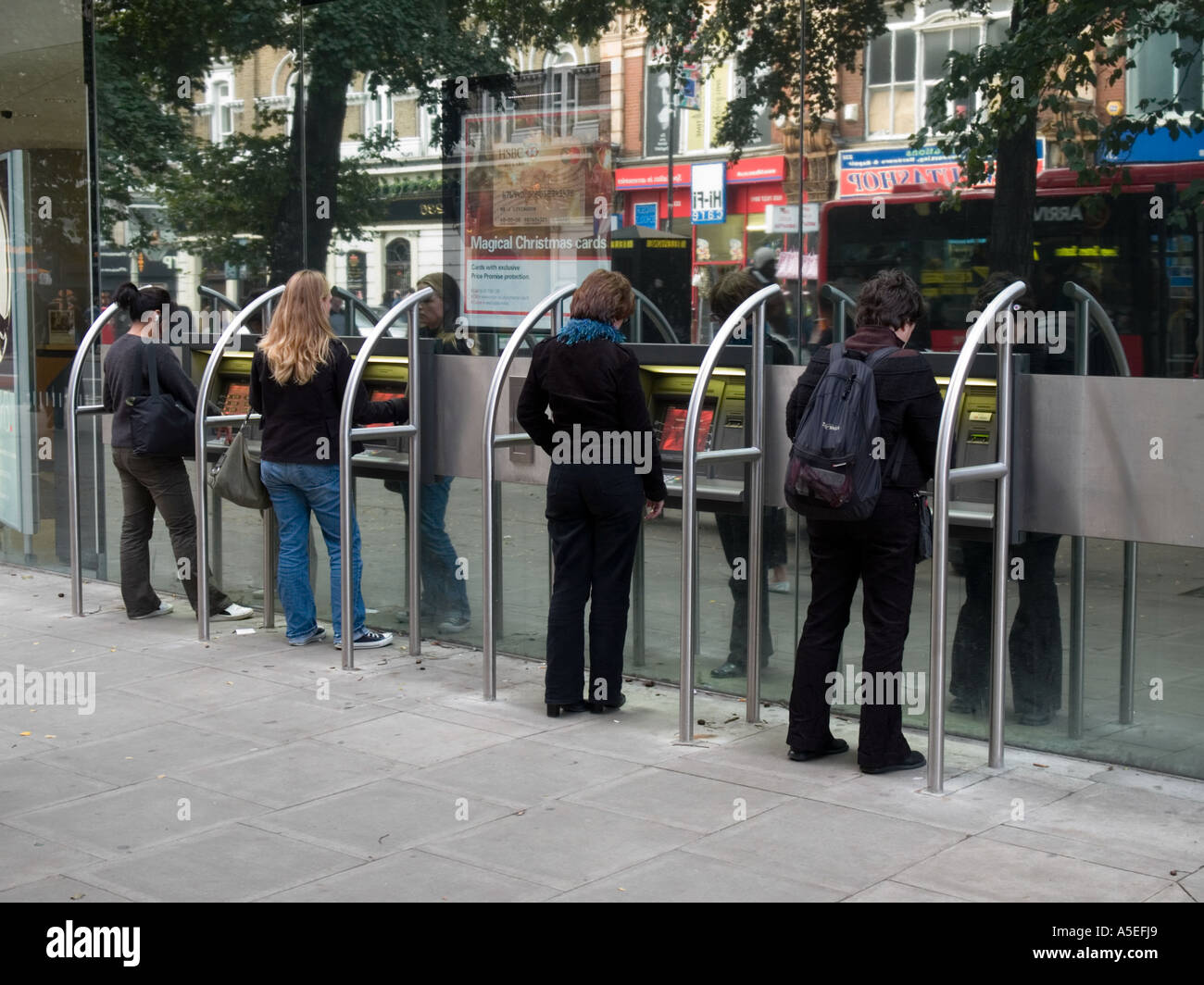 Les femmes un retrait d'argent Banque D'Images