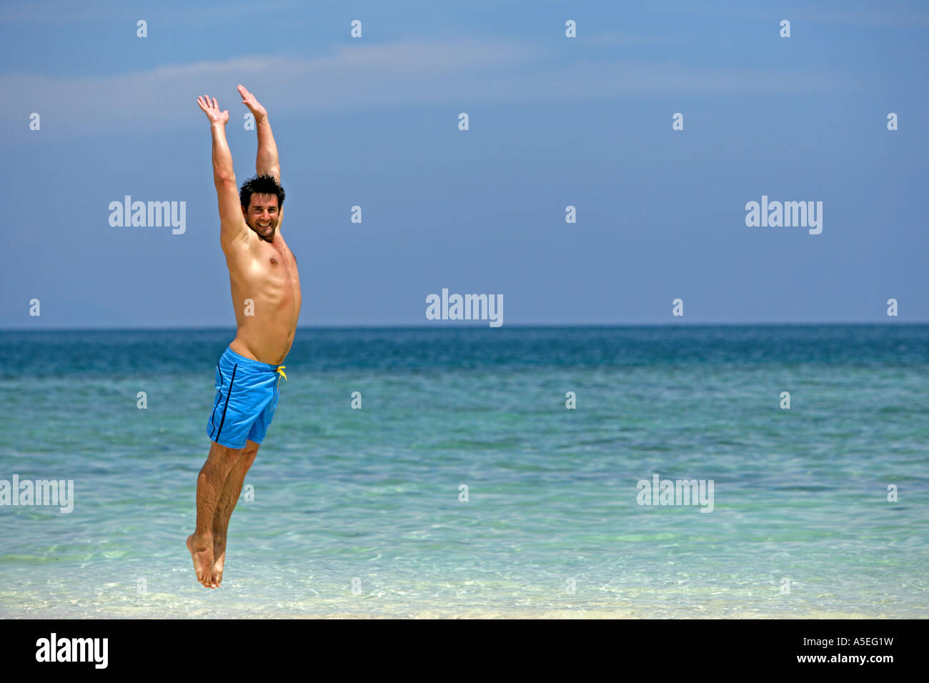 L'homme s'amuser sur la plage tropicale en Thaïlande Krabi Banque D'Images
